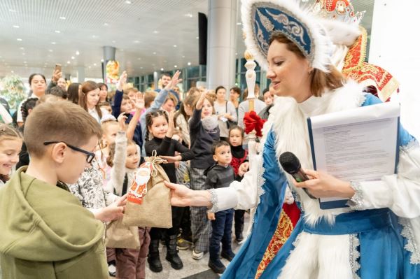 В Московском аэропорту Домодедово отпраздновали день рождения Деда Мороза