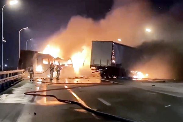 В Татарстане два грузовика загорелись после столкновения на трассе