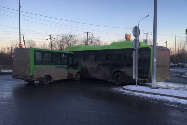 В Тюмени при столкновении автобусов пострадали четыре пассажира