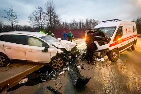 В Подмосковье медики скорой помощи пострадали в крупном ДТП