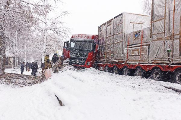 В Кировской области многотонная фура протаранила остановку